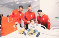 Jogadores do SC Braga visitam pequenos ‘gverreiros’ da Pediatria do Hospital de Braga