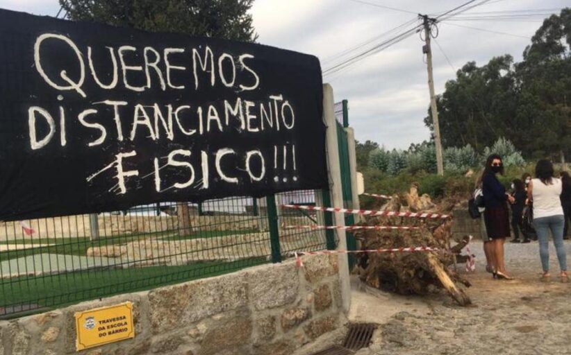 Pais bloqueia entrada de escola primária com troncos em Barcelos