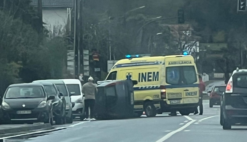 Condutora sai ilesa a colisão e capotamento em Cerveira