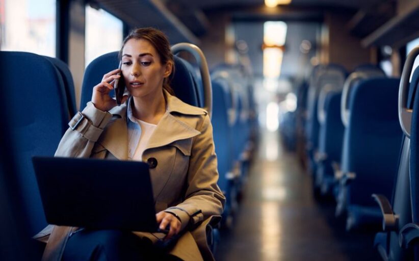 Falar em alta-voz (ou videochamada) nos transportes públicos pode dar direito a multa até 250 euros