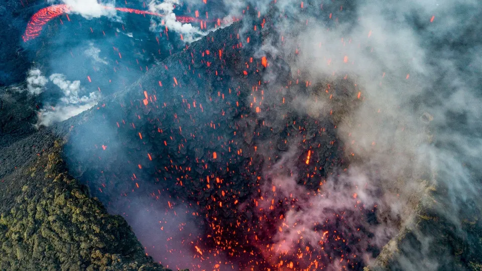 Vulcão Klyuchevskoy entra em erupção na Rússia após sismo