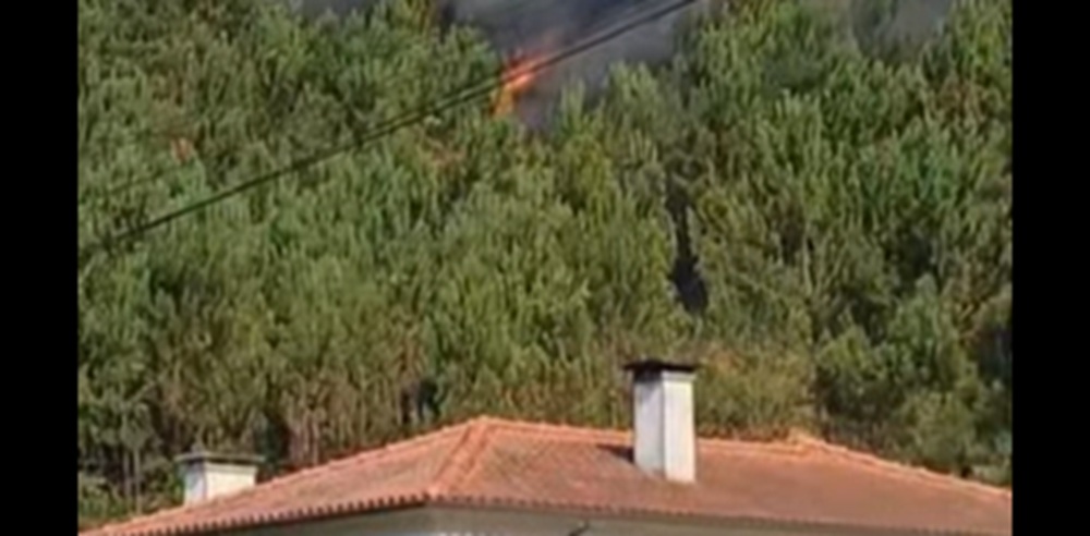 Vídeo mostra fogo muito próximo de habitações em Ponte de Lima