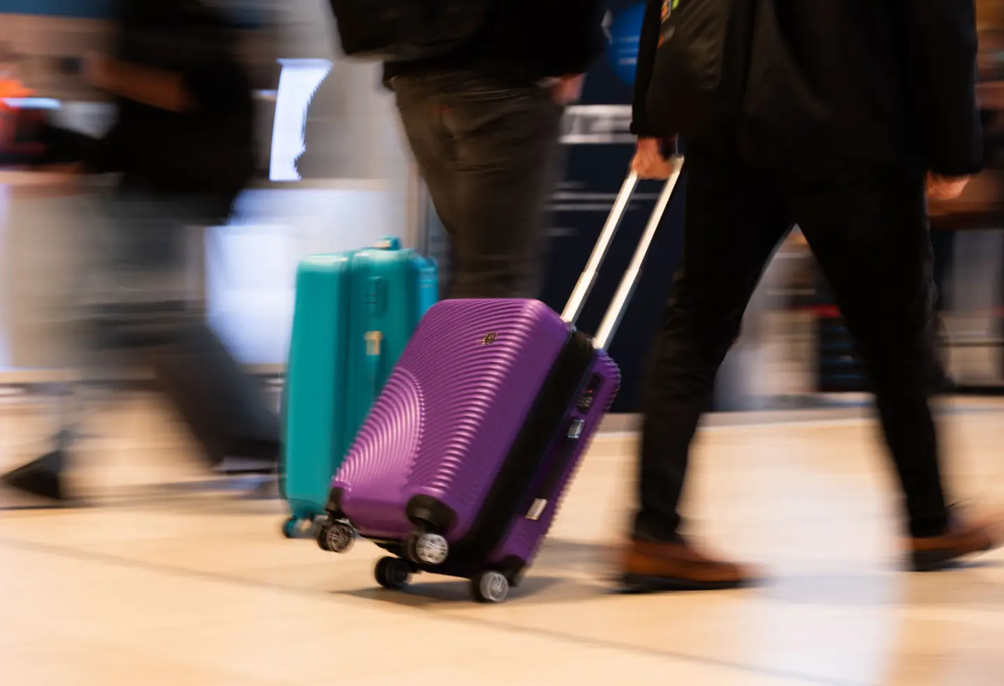 Criança de 2 anos encontrada dentro de uma mala de viagem na Nova Zelândia