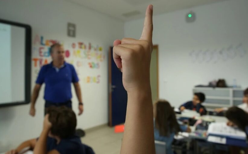 Metade dos jovens professores admite abandonar a profissão, diz estudo da UMinho e Nova
