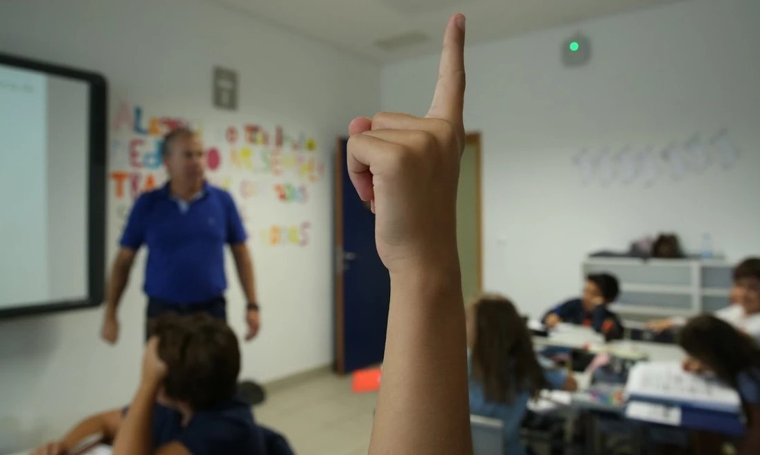 Metade dos jovens professores admite abandonar a profissão, diz estudo da UMinho e Nova