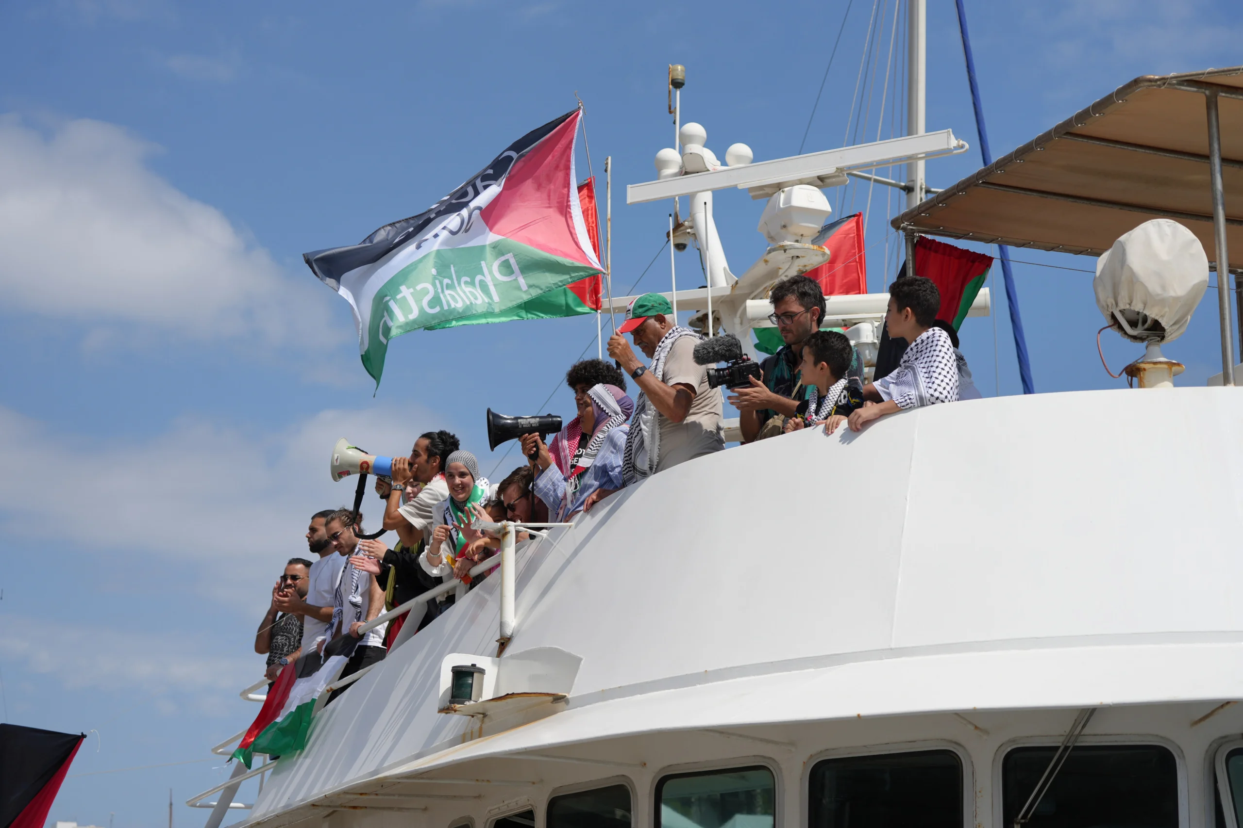 Flotilha rumo a Gaza já partiu de Barcelona apesar do alerta de Israel e das más condições meteorológicas