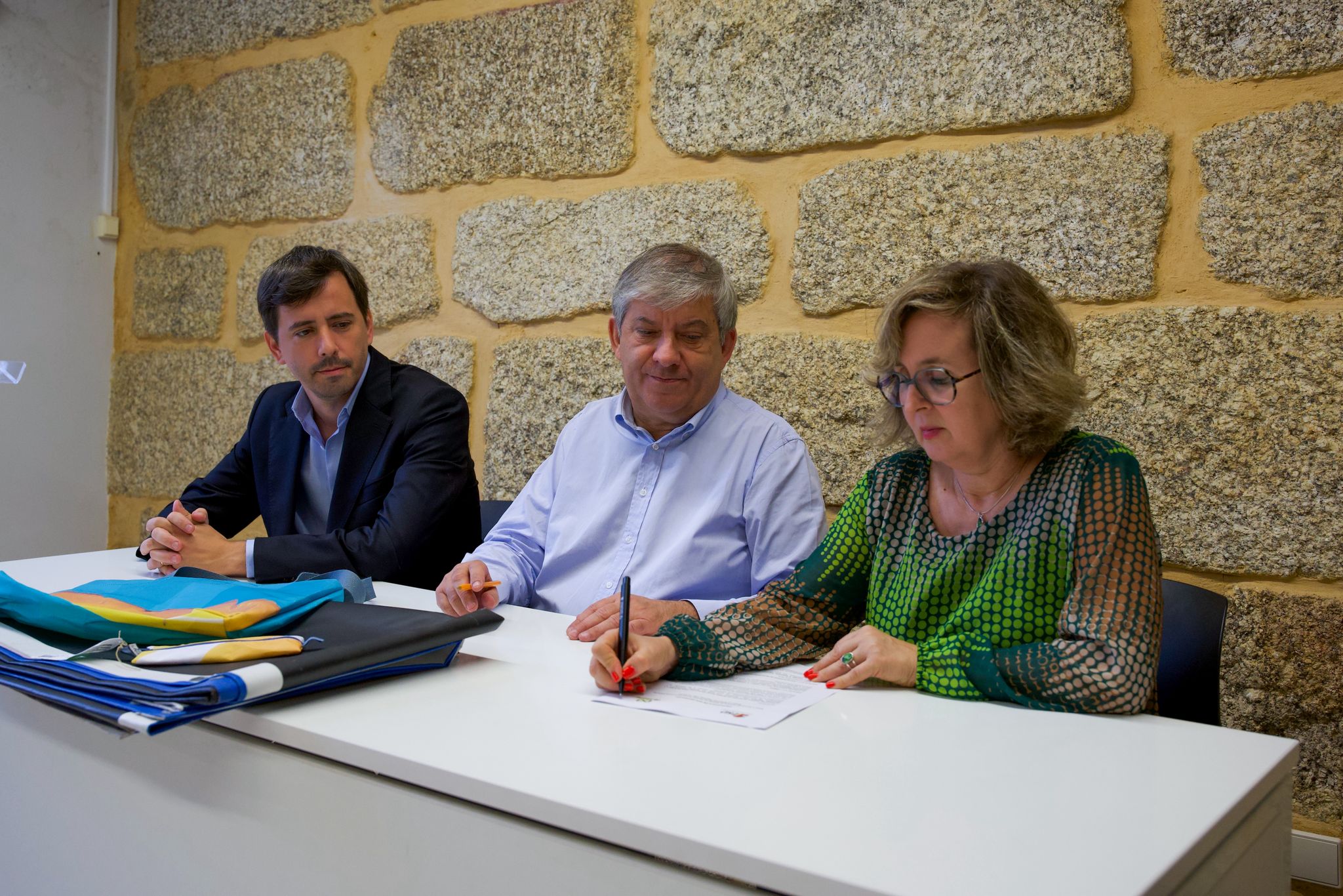 PSDBraga e re.store® assinam protocolo “inédito” para reciclar lonas de campanha eleitoral em novos produtos